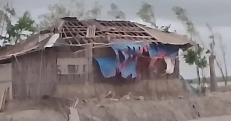 ঝড়ে লণ্ডভণ্ড একটি বাড়ির ছবি